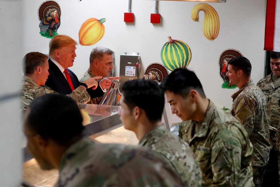 Prezident Trump překvapivě navštívil americké vojáky v Afghánistánu na základně Bagram (28. 11. 2019)