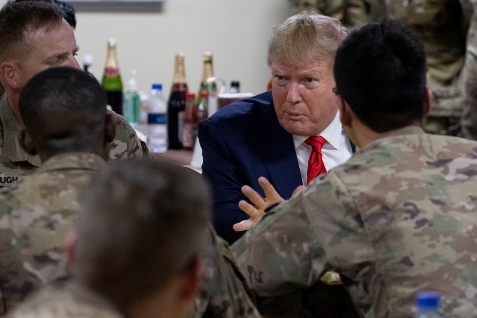 Prezident Trump překvapivě navštívil americké vojáky v Afghánistánu na základně Bagram (28. 11. 2019).