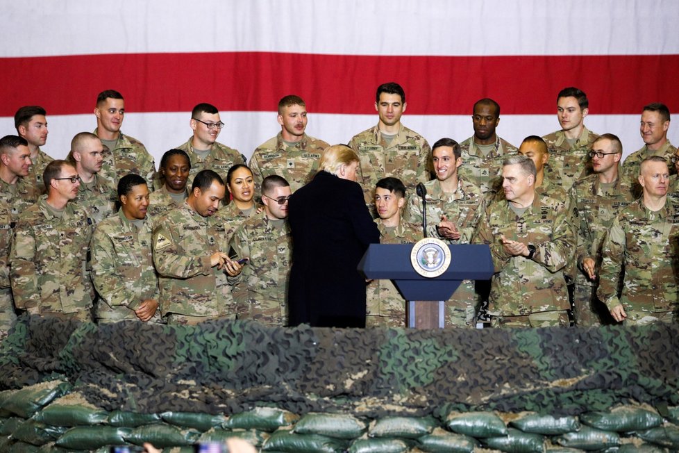 Prezident Trump překvapivě navštívil americké vojáky v Afghánistánu na základně Bagram (28. 11. 2019)