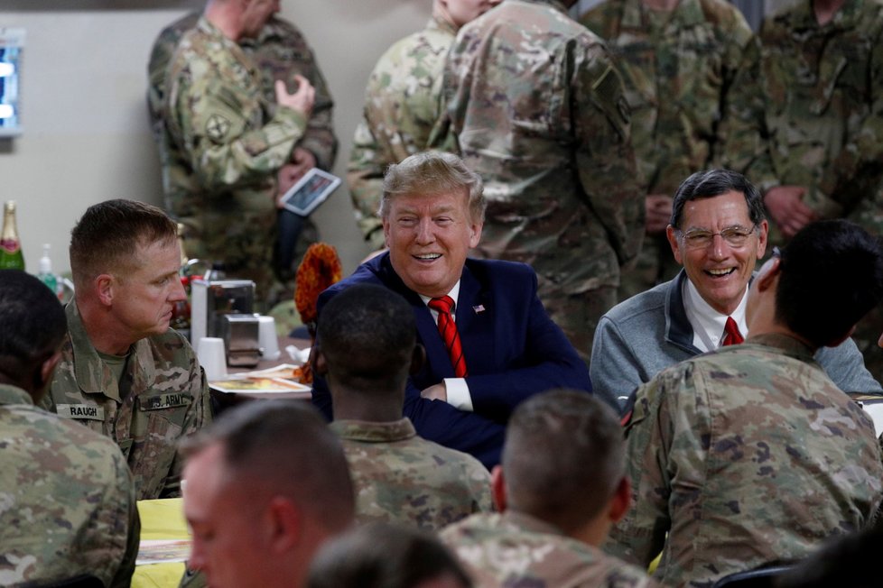 Prezident Trump překvapivě navštívil americké vojáky v Afghánistánu na základně Bagram (28. 11. 2019)