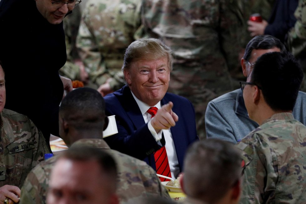 Prezident Trump překvapivě navštívil americké vojáky v Afghánistánu na základně Bagram (28. 11. 2019)