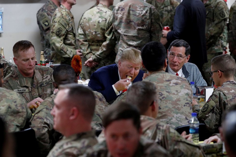 Prezident Trump překvapivě navštívil americké vojáky v Afghánistánu na základně Bagram (28. 11. 2019)