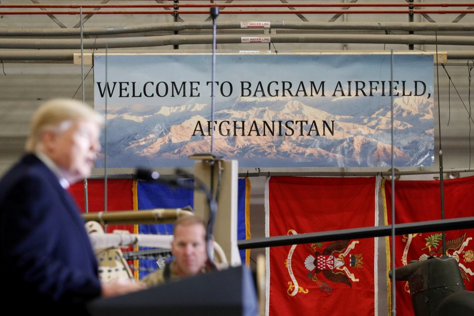 Prezident Trump překvapivě navštívil americké vojáky v Afghánistánu na základně Bagram (28. 11. 2019).