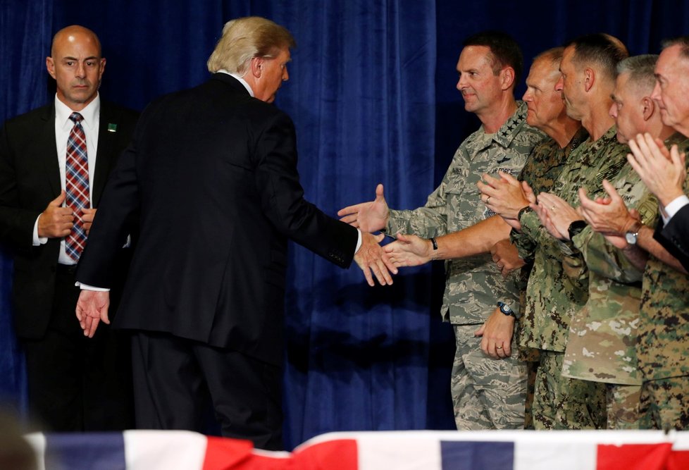 Trump při setkání s americkými vojáky ve Virginii