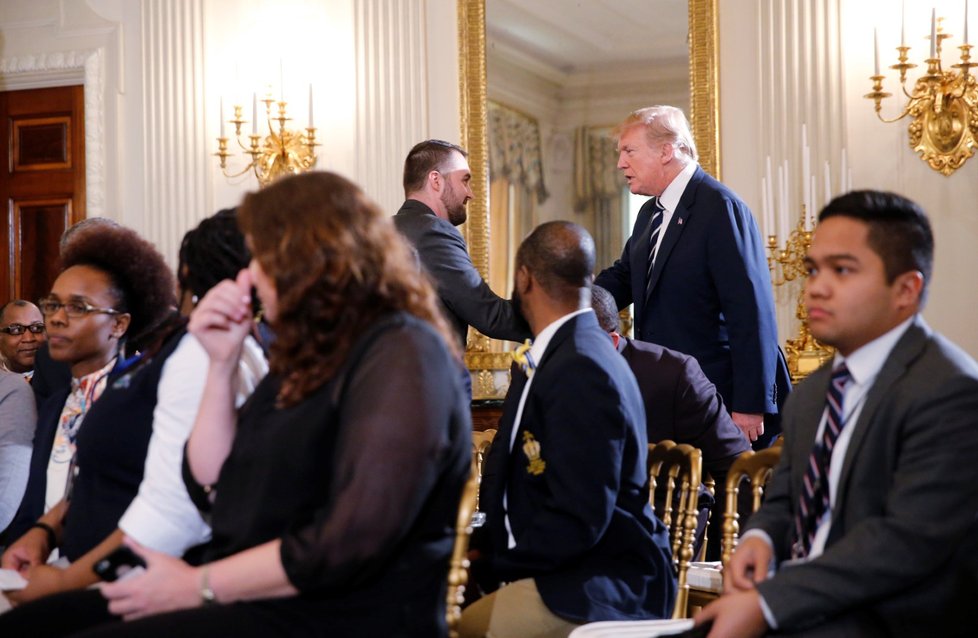 Prezident Donald Trump na setkání se studenty vysokých škol, kde se hovořilo o bezpečnosti a zbraních.