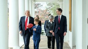 Donald Trump s vnukem Theodorem od Ivanky v Bílém domě: Na videu kulhal a špatně došlapával