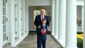 Donald Trump s vnukem Theodorem od Ivanky v Bílém domě: Na videu kulhal a špatně došlapával