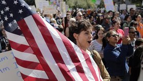 Lidé protestují proti Trumpovu zákazu pro přistěhovalce a zdi na hranicích s Mexikem.