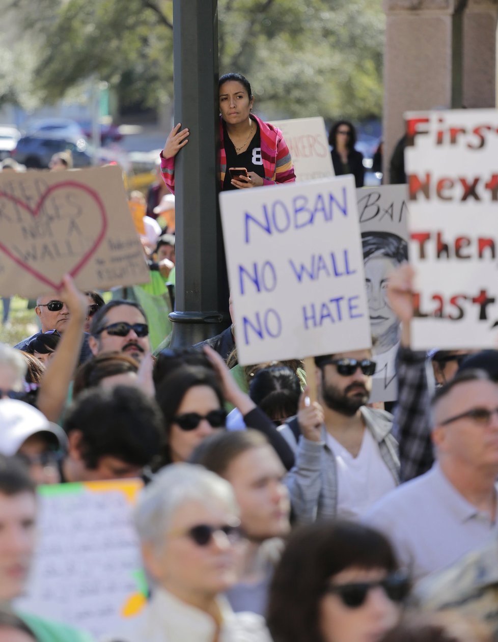 Lidé protestují proti Trumpovu zákazu pro přistěhovalce a zdi na hranicích s Mexikem.