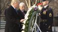Donald Trump položil věnec k hrobu padlých vojáků