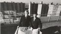 Trump a jeho otec Fred v roce 1973 v Queensu v New Yorku nad projektem Trump Village, což byl poslední projekt otce nového prezidenta USA.
