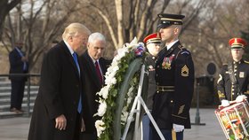 Donald Trump položil věnec k hrobu padlých vojáků.