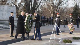 Donald Trump položil věnec k hrobu padlých vojáků.