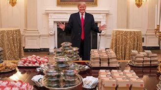 McTrump: Americký prezident podával ke slavnostní večeři fastfood. Kvůli shutdownu nemá personál