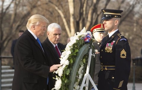 Trump se poklonil padlým vojákům. Jeho vláda má prý nejvyšší IQ