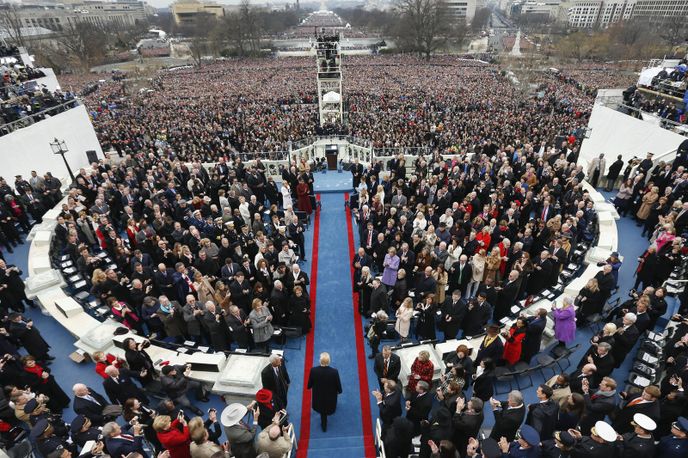 Donald Trump přichází na podium pře Kapitolem.