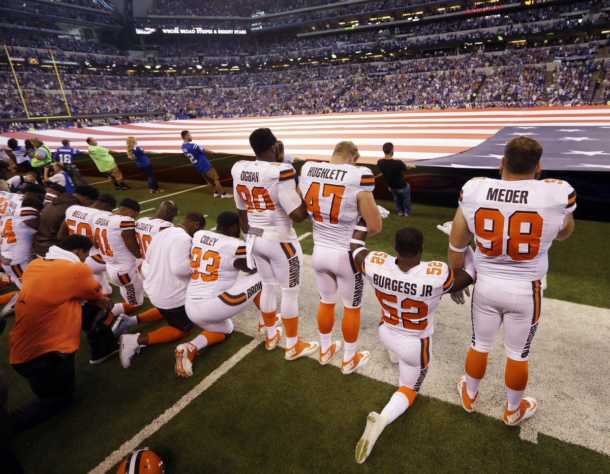 Tak proti rasismu protestovali hráči Cleveland Browns...