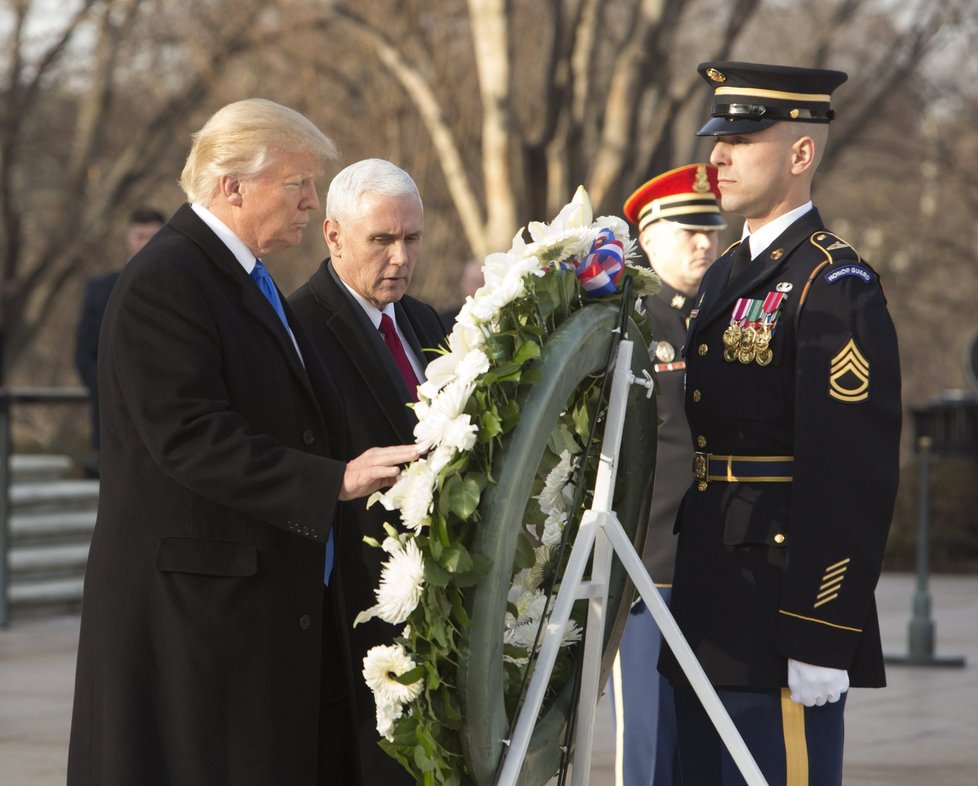 Donald Trump položil věnec k hrobu padlých vojáků.
