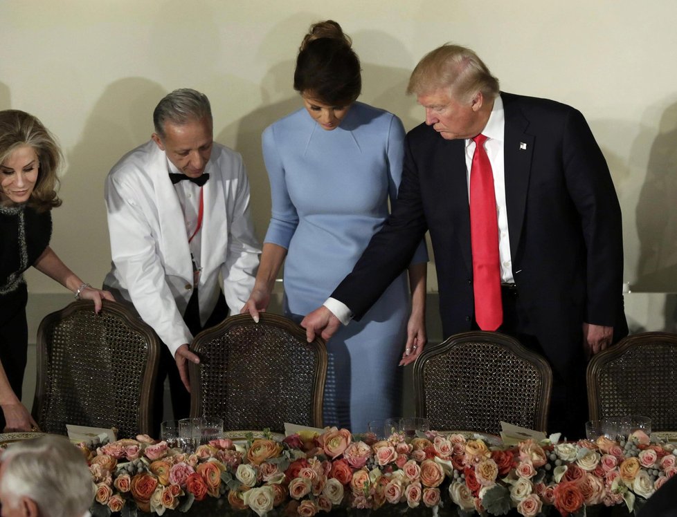 Trump s manželkou usedají k slavnostní tabuli po inauguraci.