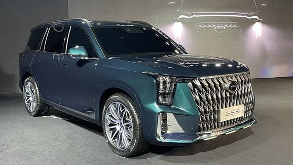 Kam se hrabou BMW a Lexus. Čínské Trumpchi GS8 posouvá módu velkých masek na další úroveň