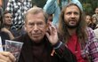 Na festival hojně jezdil i Václav Havel, který byl pasován na náčelníka.