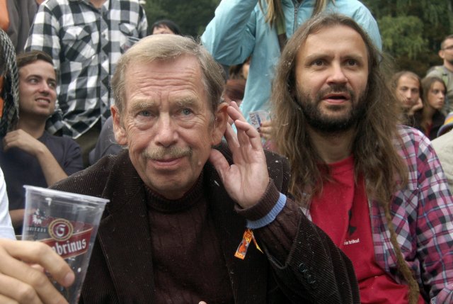 Na festival hojně jezdil i Václav Havel, který byl pasován na náčelníka.