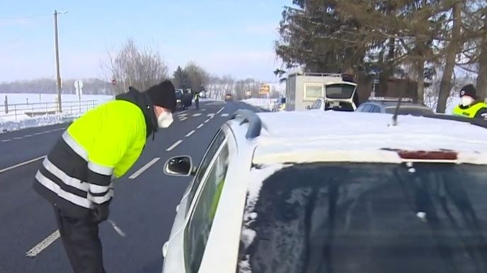 Intenzívní namátkové kontroly budou probíhat na území celé ČR. Policie využije všech svých kapacit. Kontroly budou i ve vlacích a autobusech.