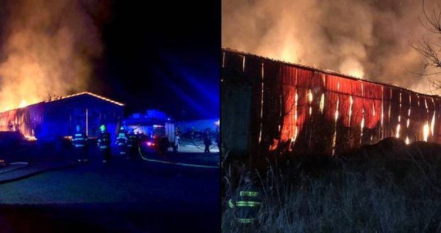 Na Trutnovsku hořela hala se senem: Na místě zasahovalo až osm jednotek hasičů