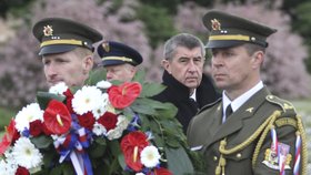 Tryzna v Terezíně: Ministr financí Andrej Babiš při kladení věnců