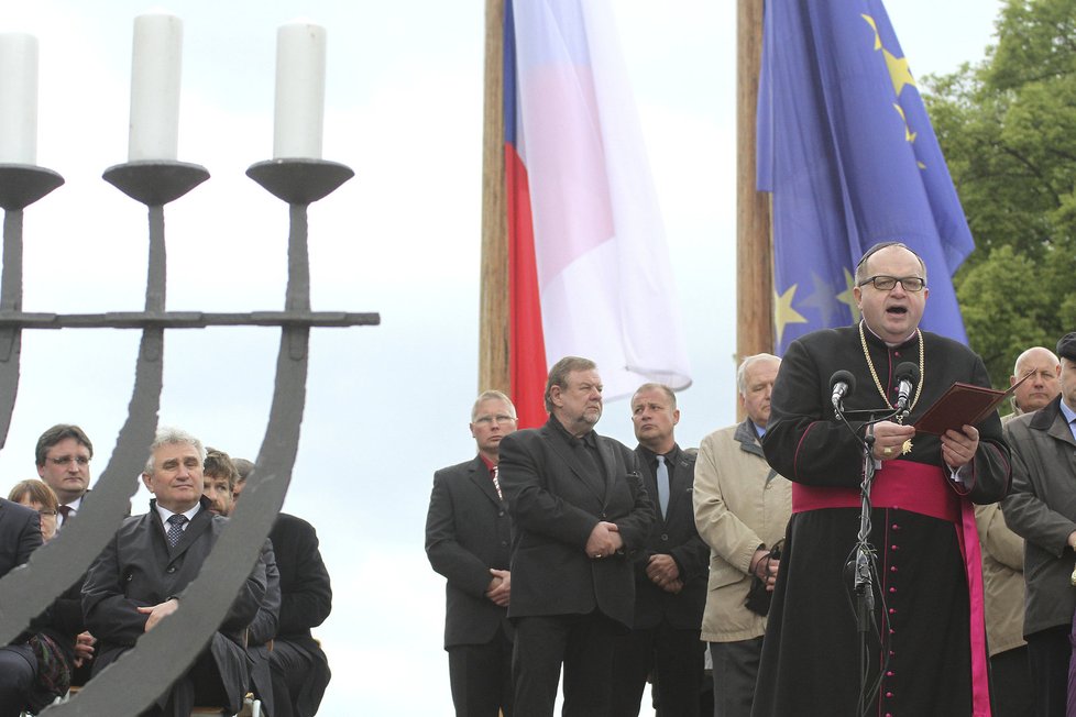 Tryzna v Terezíně: Prelát Jiří Hladík (vpravo) při modlitbě