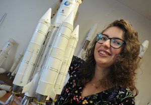 Studentka ústecké univerzity Viktorie Tržilová v Krupce na Teplicku v místním Raketomodelářském klubu. Tržilová získala koncem srpna na mistrovství Evropy v raketovém modelářství v Rumunsku nejvyšší ocenění. Stala se nejlepší raketovou modelářkou světa za rok 2018 (23. října 2019)