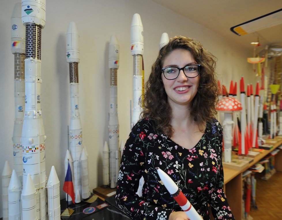 Studentka ústecké univerzity Viktorie Tržilová v Krupce na Teplicku v místním Raketomodelářském klubu. Tržilová získala koncem srpna na mistrovství Evropy v raketovém modelářství v Rumunsku nejvyšší ocenění. Stala se nejlepší raketovou modelářkou světa za rok 2018 (23. října 2019)