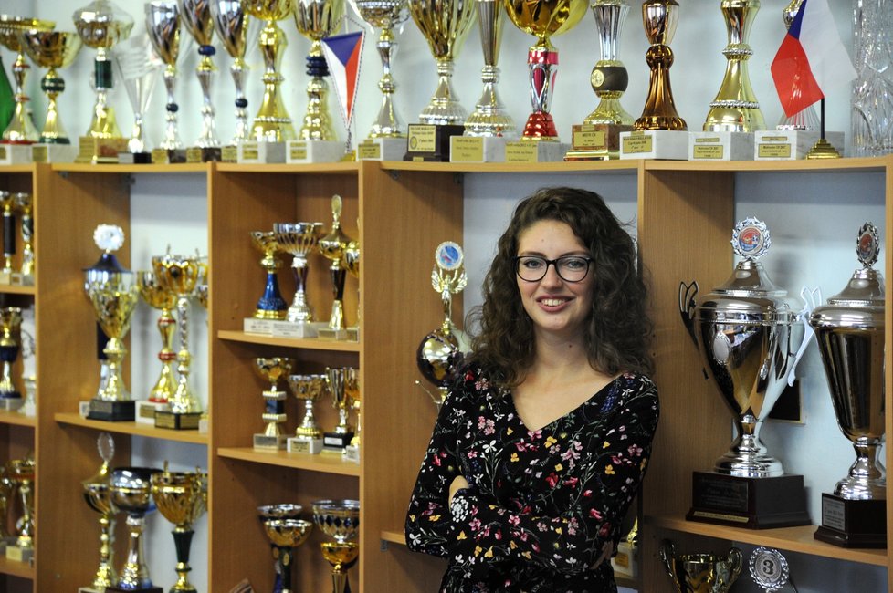 Studentka ústecké univerzity Viktorie Tržilová v Krupce na Teplicku v místním Raketomodelářském klubu. Tržilová získala koncem srpna na mistrovství Evropy v raketovém modelářství v Rumunsku nejvyšší ocenění. Stala se nejlepší raketovou modelářkou světa za rok 2018 (23. října 2019)