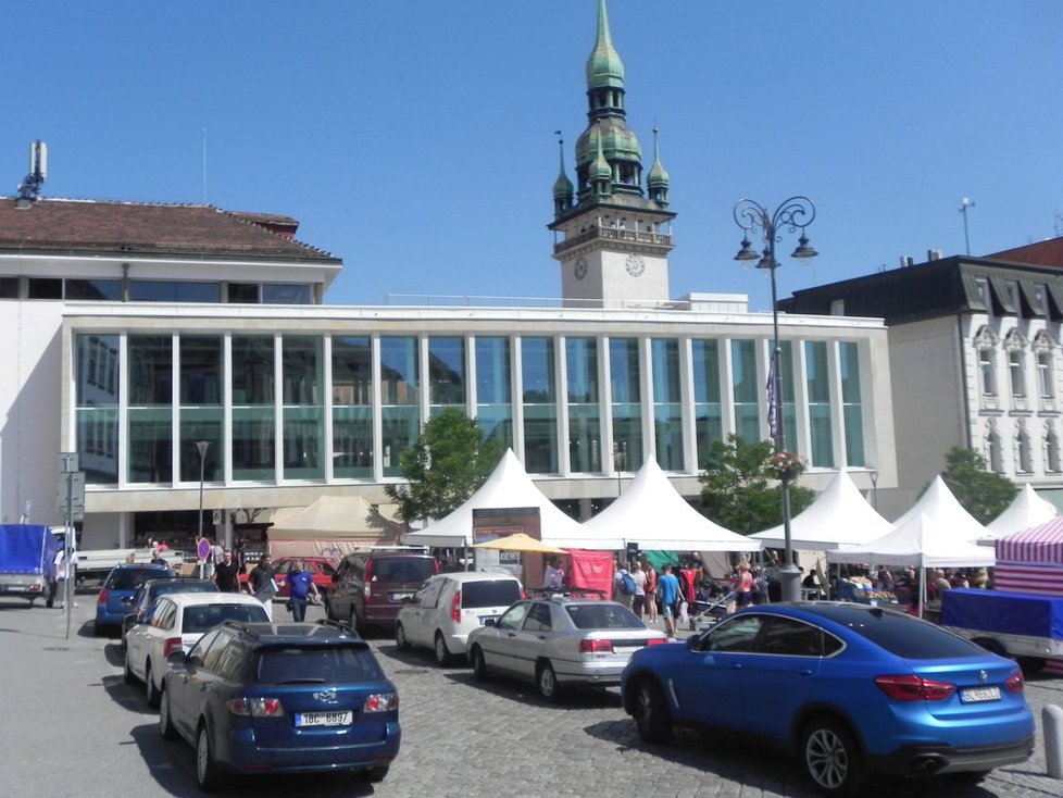 Brňané dnes poprvé korzovali novou pasáží v přízemí Tržnice Brno, která spojila Zelný trh a Radniční náměstí. Prodejci v tržnici dokončují poslední úpravy, své zboží nabídnou Brňanům během několika týdnů.