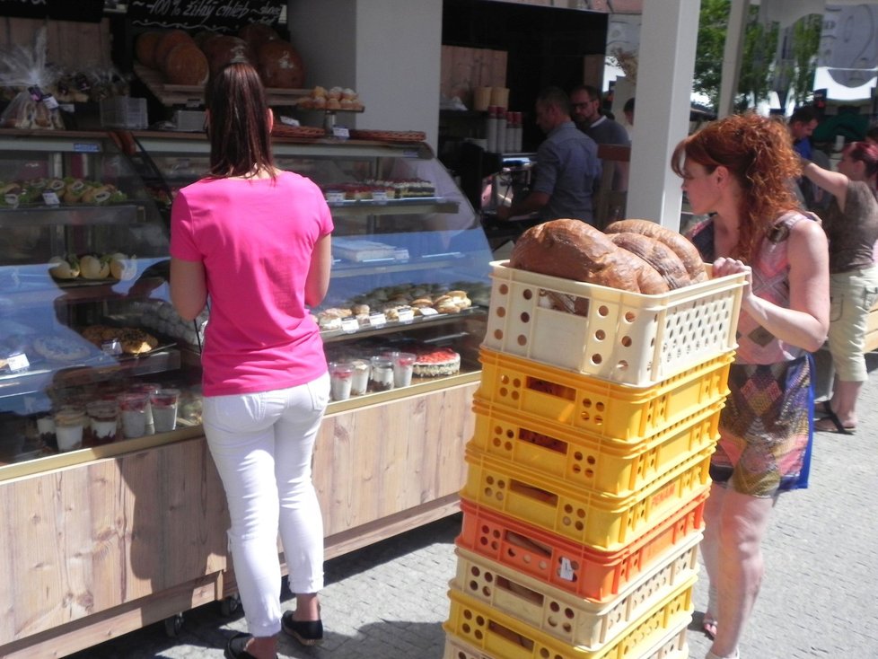 Brňané dnes poprvé korzovali novou pasáží v přízemí Tržnice Brno, která spojila Zelný trh a Radniční náměstí. Prodejci v tržnici dokončují poslední úpravy, své zboží nabídnou Brňanům během několika týdnů.
