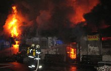 Požár vietnamské tržnice v Brně zaměstnával třináct hodin 80 hasičů! Odhadnutá škoda: 5 milionů!