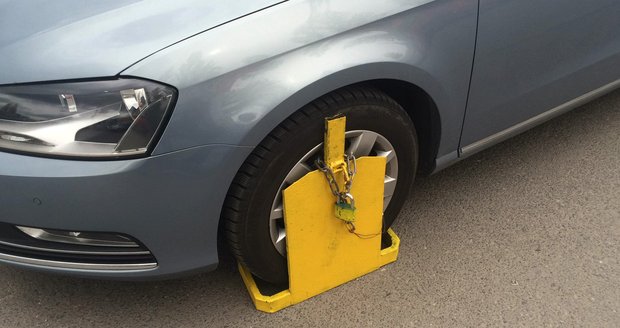 Břeclavští strážníci zabránili jízdě auta bez řidičky botičkou. Ilustrační foto.