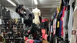 Celníci v asijské tržnici odhalili padělky módních značek. Prodavačka skončila v poutech