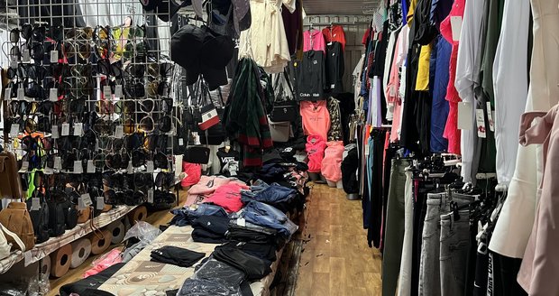 Celníci odhalili v tržnici Sapa kontejner s padělky známých módních značek. (4. duben 2023)