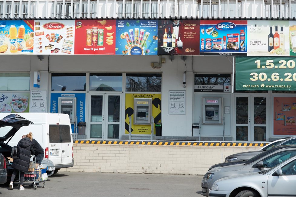 Podnikatel Jan Vaculík (56) musel vybírat peníze v jednom z těchto tří bankomatů.