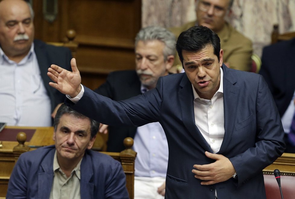 Řecký premiér Alexis Tsipras nejdřív hrozil kolegům ve vlastní straně demisí. Pak si to ale rozmyslel.