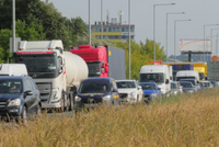 Dopravní peklo na Průmyslové? Řidiči, připravte se až na půlhodinové kolony. Silničáři opraví vozovku