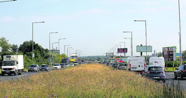 Vytěžovanou Průmyslovou ulici čekají dopravní komplikace. Řidiči by od března počítat se zpožděním 10 minut kvůli zúžení. (ilustrační foto)