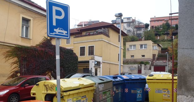 Popelnice Pražských služeb všude jen překáží