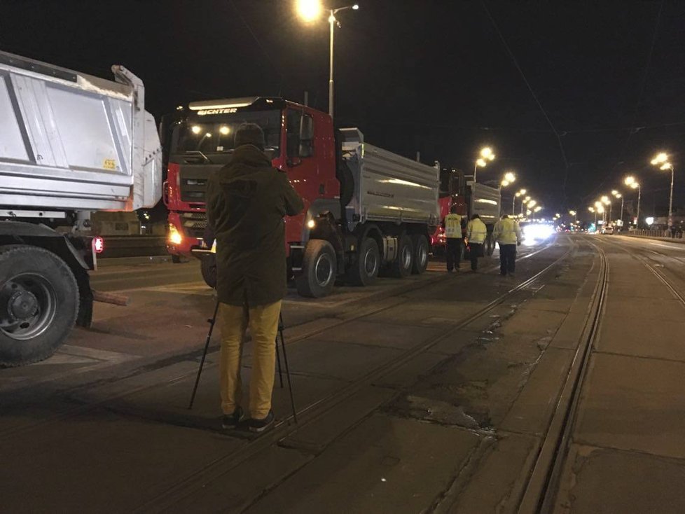 TSK uzavřela částečně most na Vltavské kvůli zatěžkávacím zkouškám.