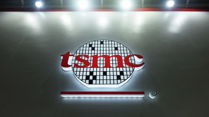 Společnost Taiwan Semiconductor Manufacturing (TSMC), která je největším světovým výrobcem pokročilých čipů pro umělou inteligenci (AI), zvýšila ve třetím čtvrtletí čistý zisk meziročně o 69 procent na rekordních 763,1 miliardy tchajwanských dolarů (TWD; 513 miliard korun). Společnost Taiwan Semiconductor Manufacturing (TSMC), která je největším světovým výrobcem pokročilých čipů pro umělou inteligenci (AI), zvýšila ve třetím čtvrtletí čistý zisk meziročně o 69 procent na rekordních 763,1 miliardy tchajwanských dolarů (TWD; 513 miliard korun).