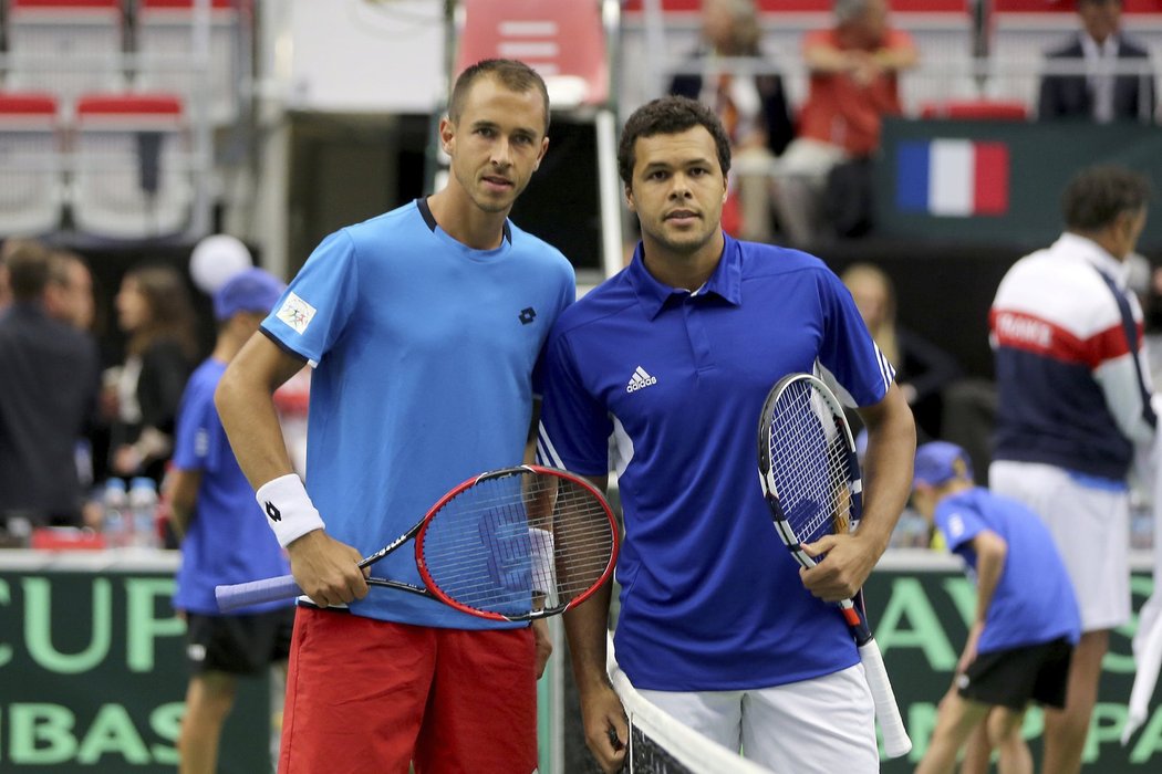 Tenisté Lukáš Rosol a Jo-Wilfried Tsonga před vzájemným zápasem