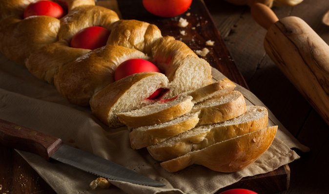 Řecký velikonoční chléb tsoureki