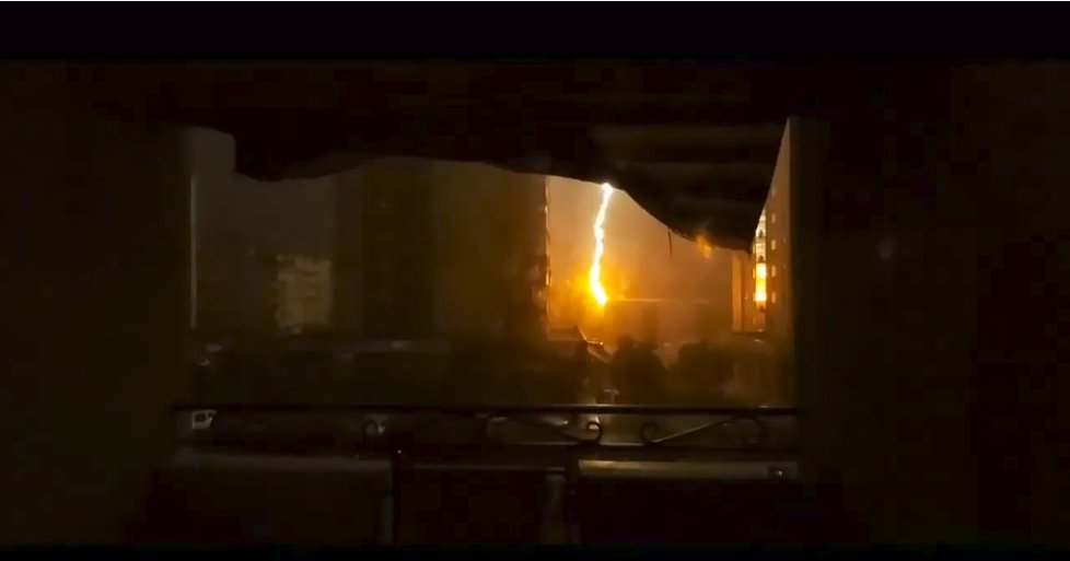 Zásah blesku v centru města natočili na video.