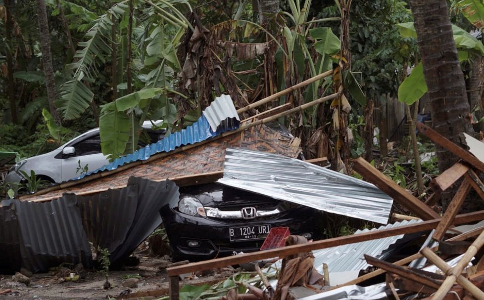 Počet mrtvých po tsunami v Indonésii rychle stoupal (23. 12. 2018)